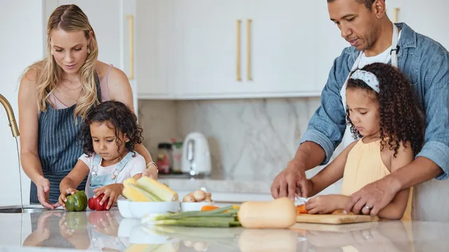 Barnfamilj planerar ekonomi med barnbidrag