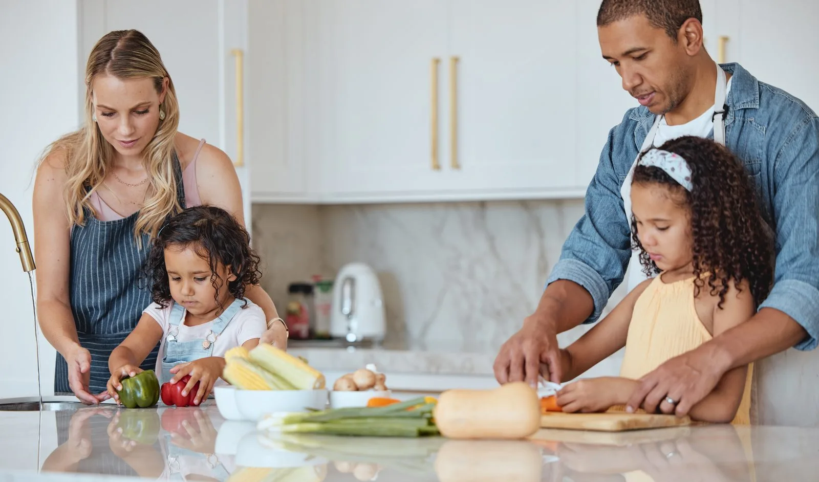 Barnfamilj planerar ekonomi med barnbidrag