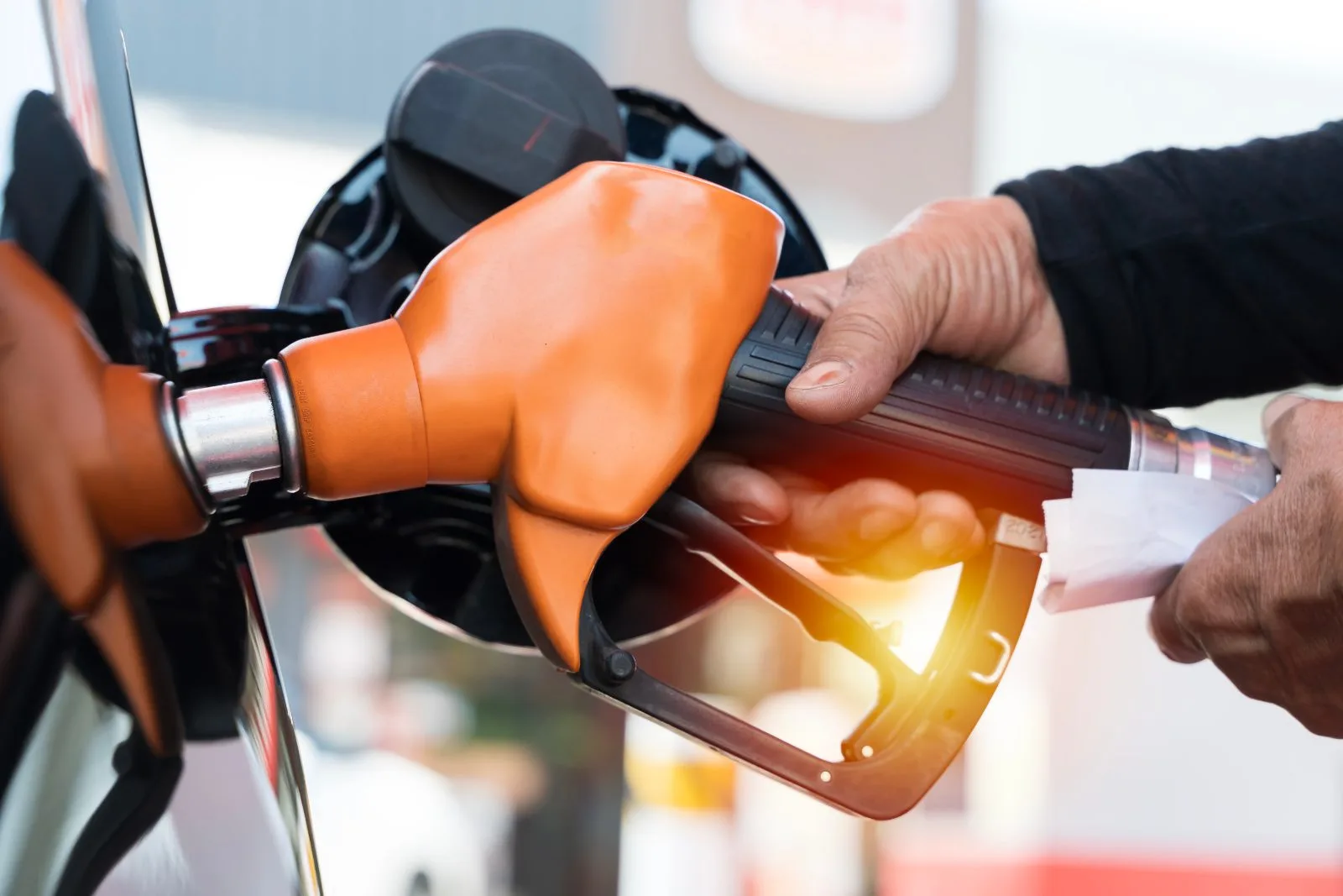 Bensinskatten efter valet 2026 – förare tankar bil vid bensinpump