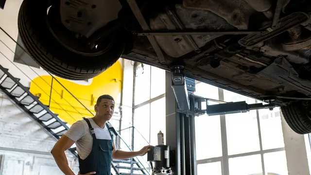 Bilmekaniker utför bilservice på verkstad