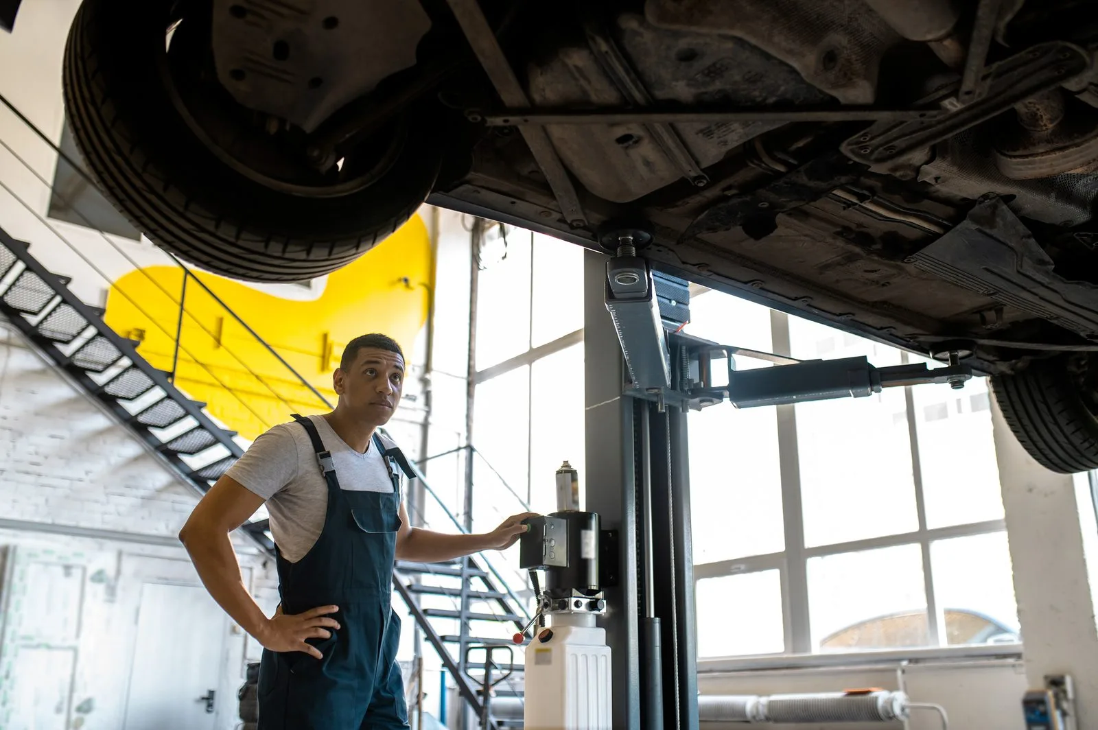 Bilmekaniker utför bilservice på verkstad