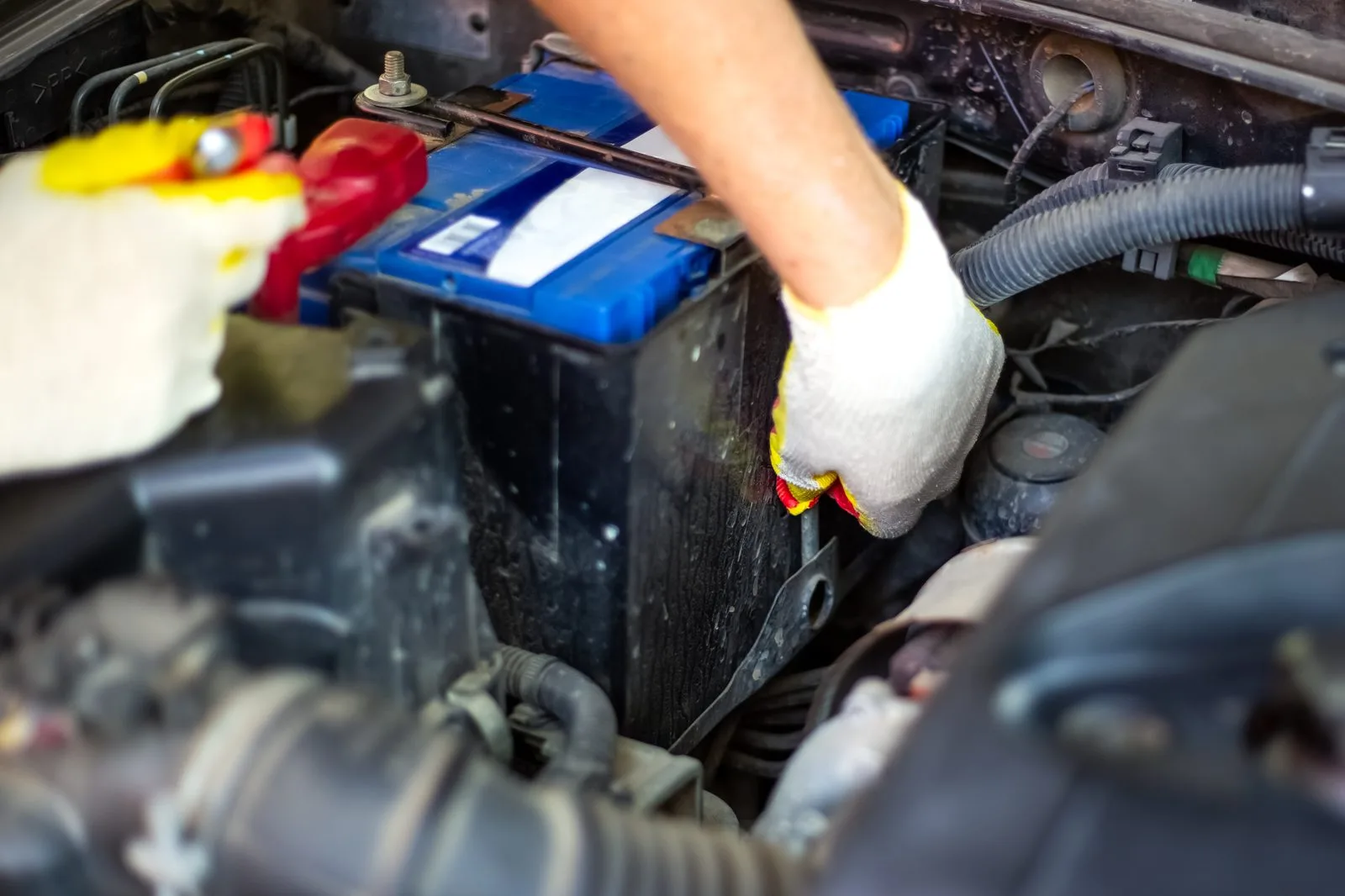 Byte av bilbatteri i motorrum