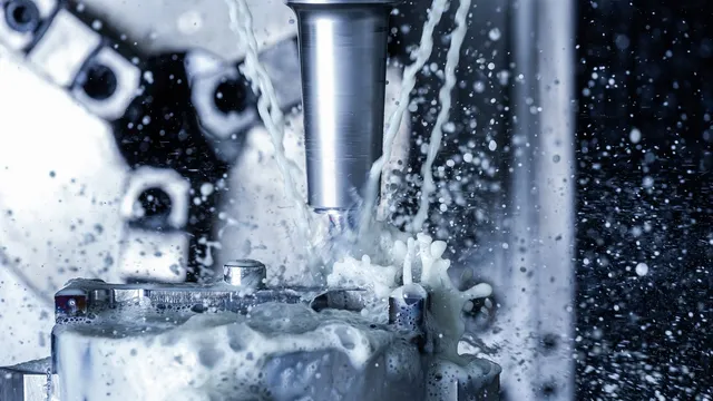 CNC-fräsning av metalldetalj i verkstadsmaskin