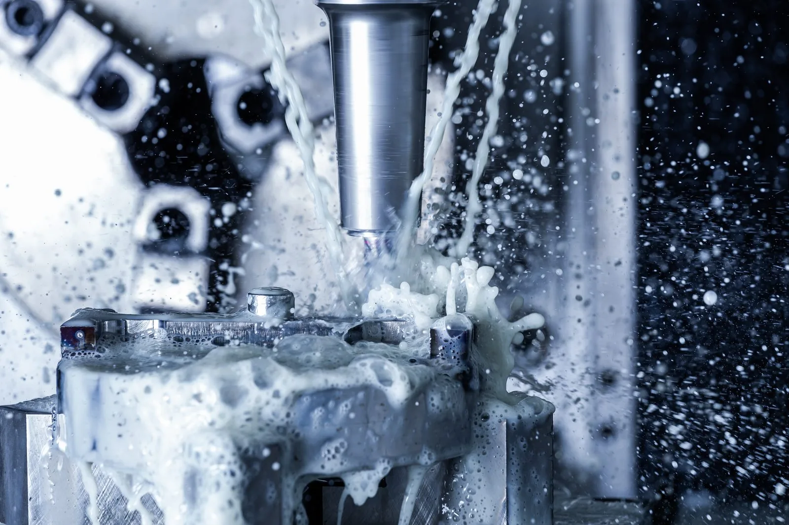 CNC-fräsning av metalldetalj i verkstadsmaskin