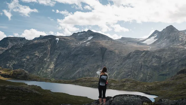 Fjällvandring på markerad led i svenska fjällen