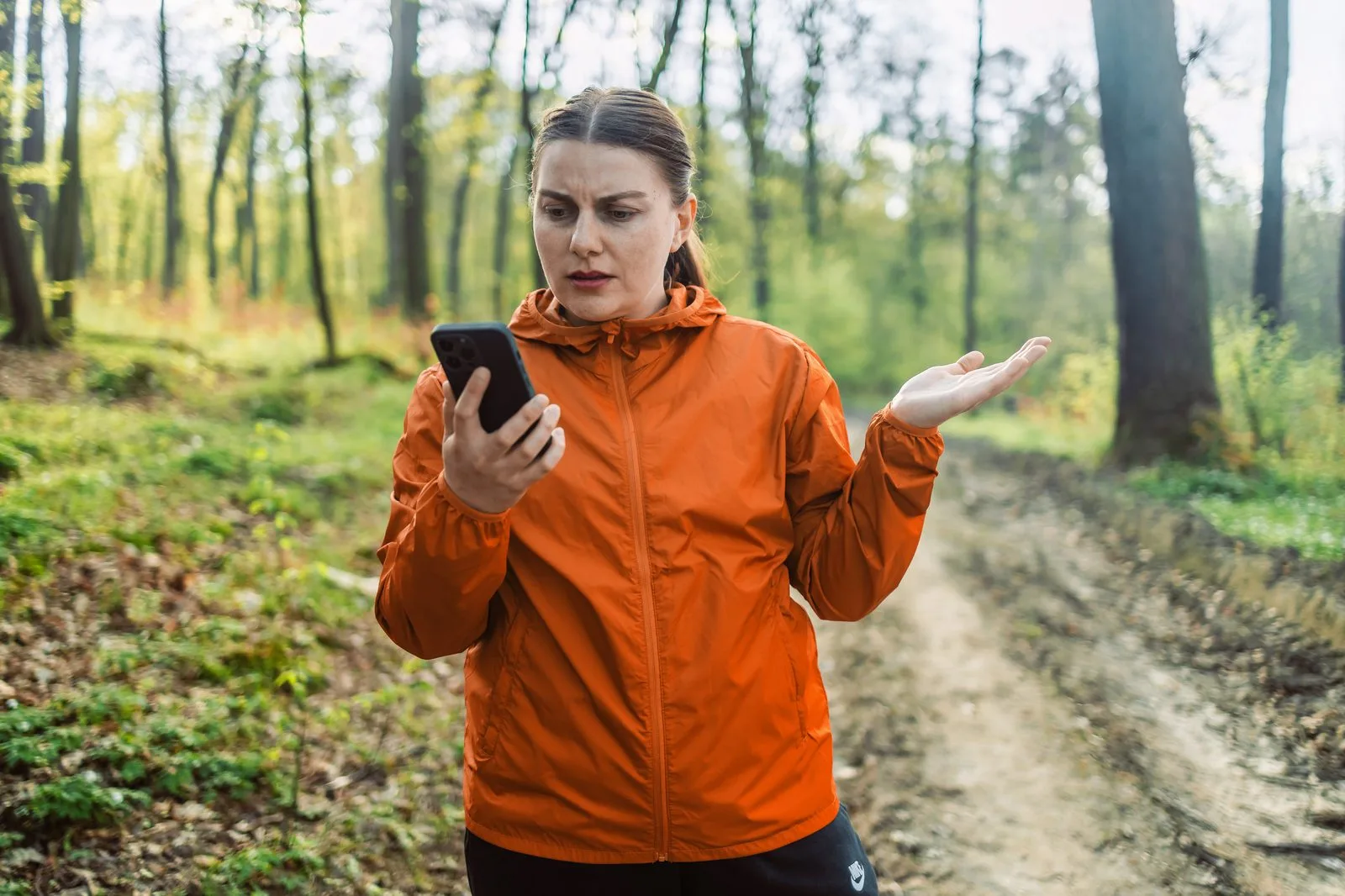 Geocaching med mobil och GPS i naturen