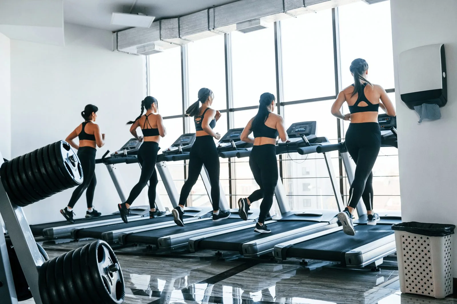 Gym med träningsmaskiner och fria vikter