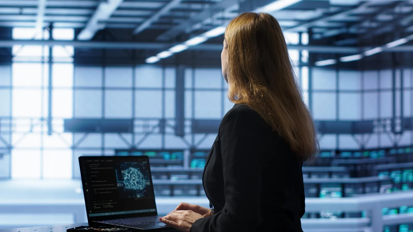 Serverhall med datorutrustning – AI-modeller tränas på stora datamängder