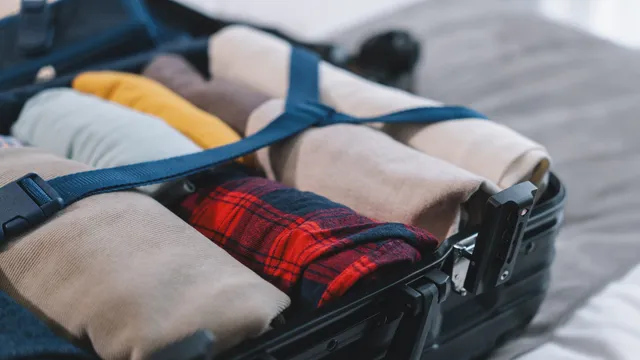 Lättpackad kabinväska med rullade kläder och packkuber