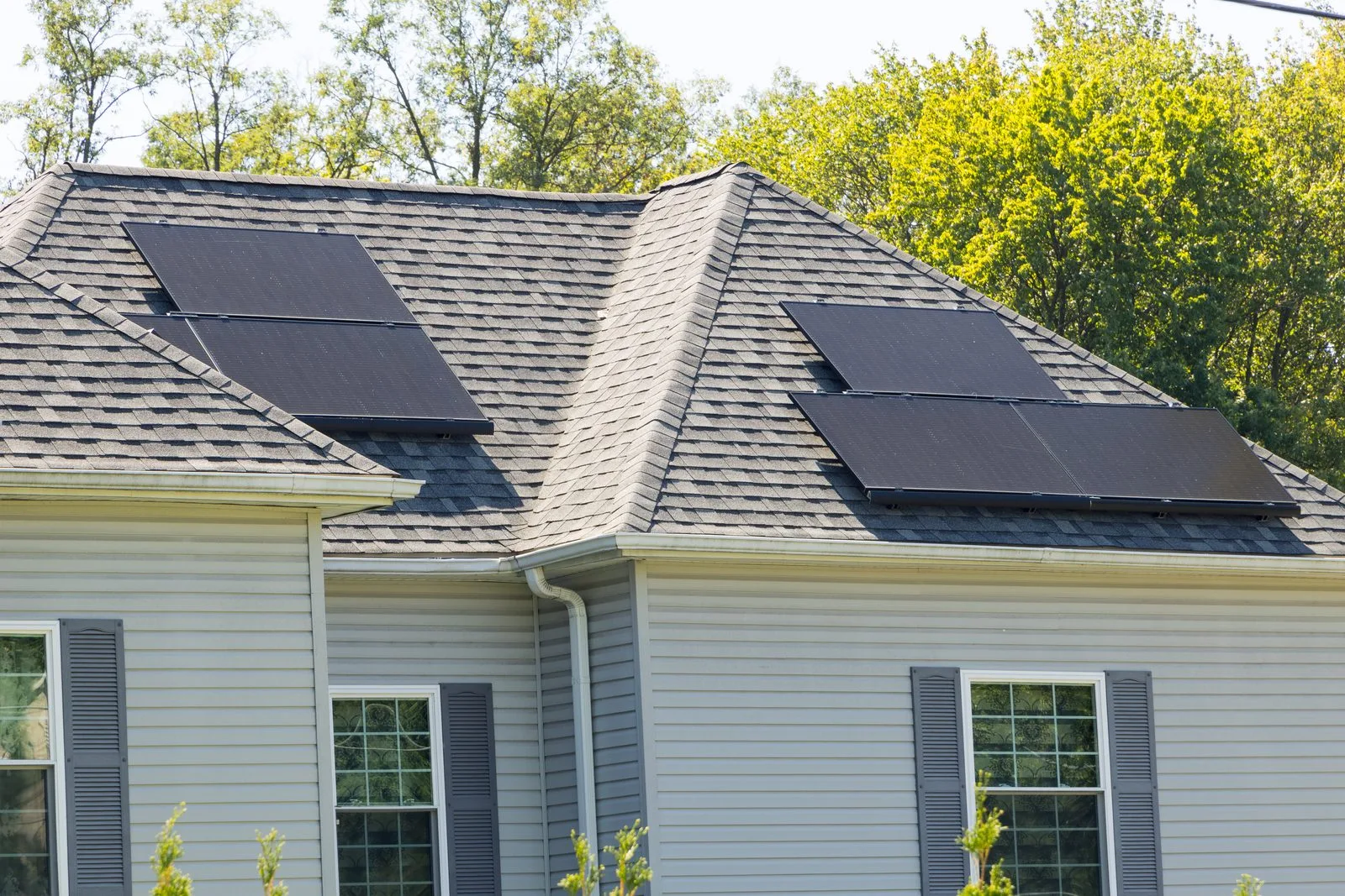 Solceller installerade på villatak med grönt avdrag