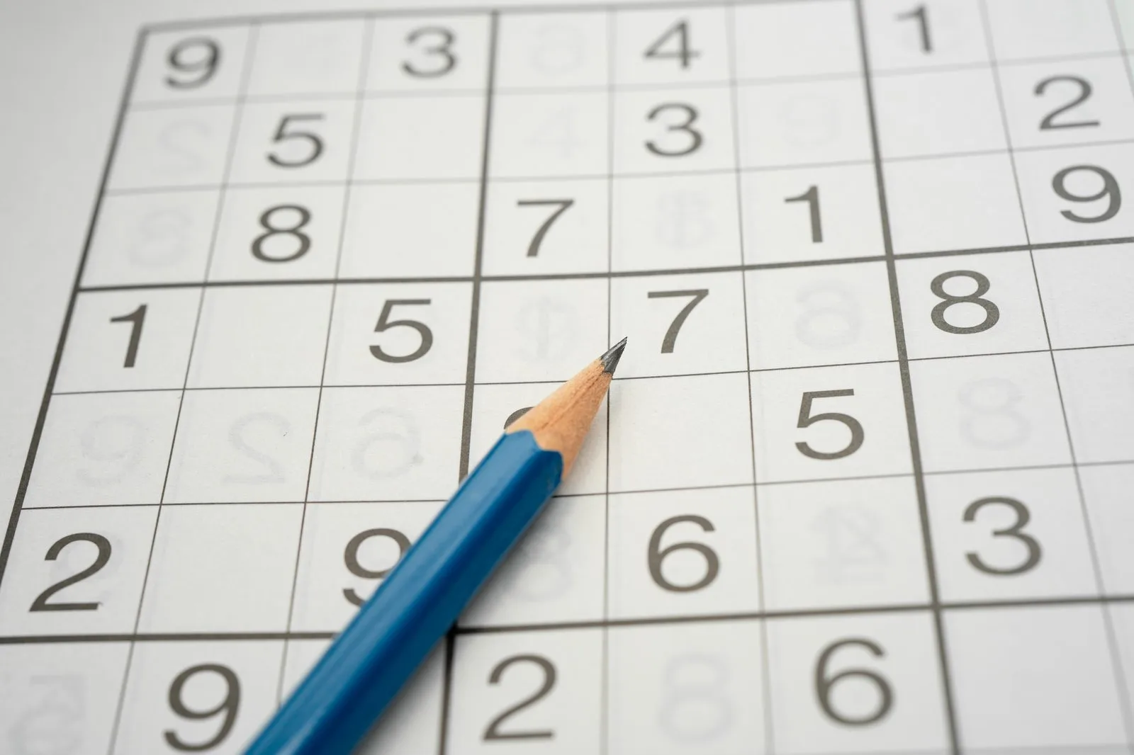 Sudoku löses med penna i tidning