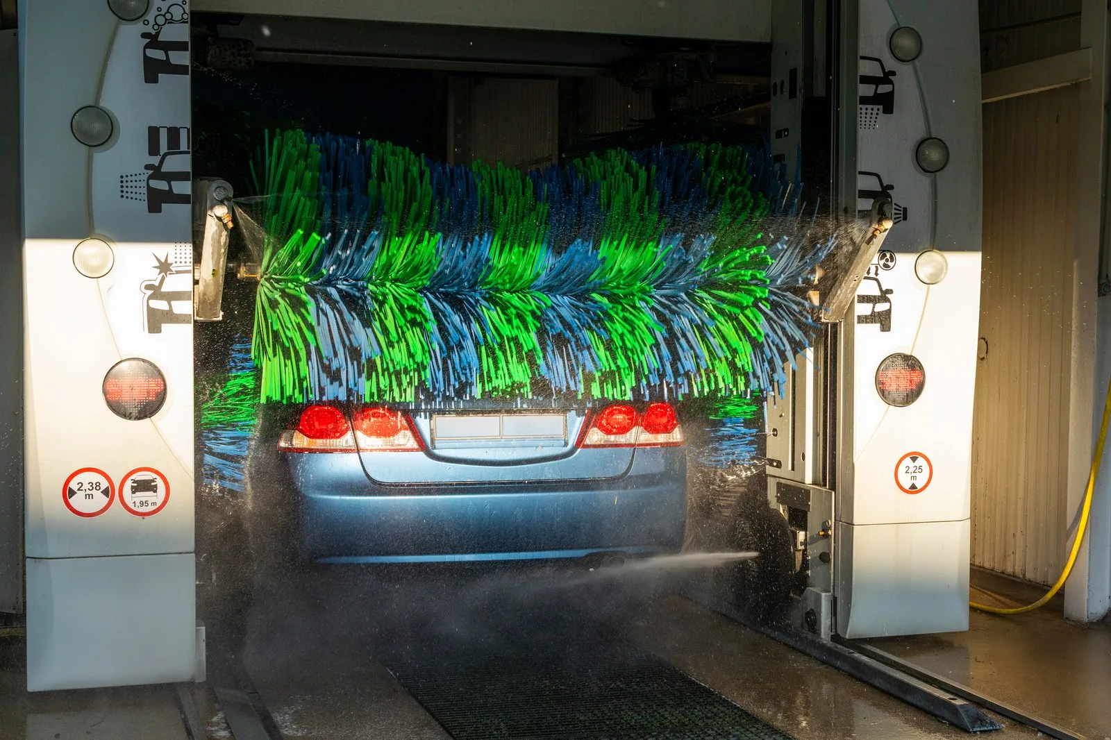 Biltvätt i automattvätt med vattenrening
